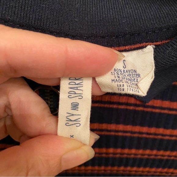 SKY and SPARROW Striped 1/4 Zipped Collared Cropped Top Size Small - Picture 5 of 6